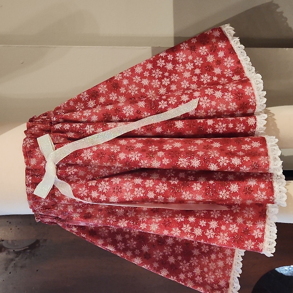 HANDMADE GIRLS TWIRLY CHRISTMAS SKIRT HAS SPARKLE SNOWFLAKE SIZE 4T
